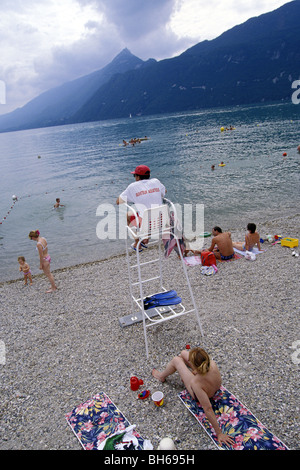 Sorveglianza spiaggia dai vigili del fuoco, il lago di Annecy, HAUTE-SAVOIE (74), Francia Foto Stock