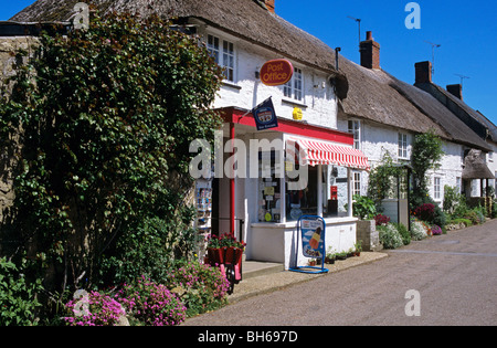 Il pittoresco villaggio di post office e cottage con il tetto di paglia in Burton Bradstock, un villaggio di Dorset vicino a Bridport Foto Stock