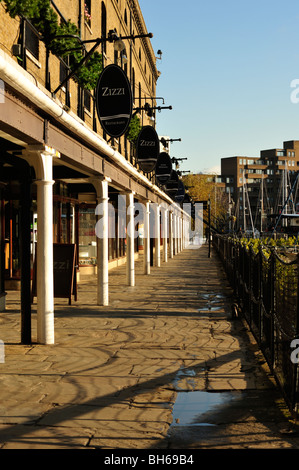 LONDRA, Regno Unito - 03 GENNAIO 2010: Negozi a St Katharine Dock, City of London Foto Stock