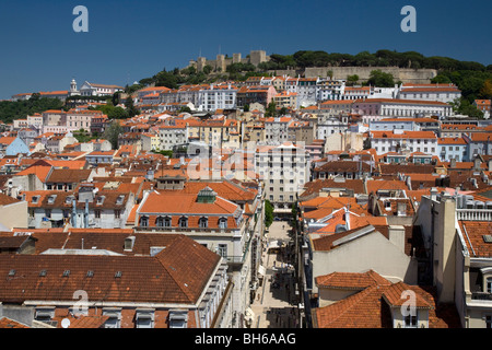 Alta Vista sui tetti della città e Baxia distretto di Lisbona, Portogallo verso Castelo de Sao Jorge che domina la collina . Foto Stock