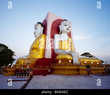 Kyaik Pun Paya - Quattro Budda seduto santuario MYANMAR Birmania Foto Stock