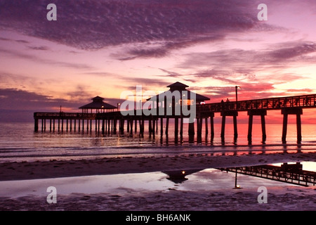 Tramonto a Fort Myers Beach Pier, Florida USA Foto Stock