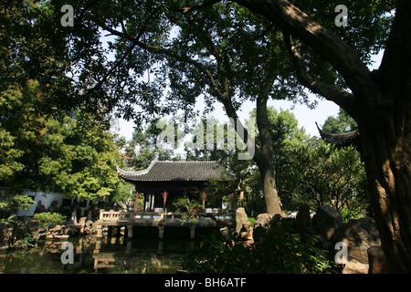 Il Giardino di Yuyuan è un famoso giardino classico situato in Anren Jie nella città di Shanghai. Foto Stock