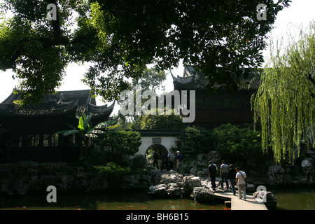 Il Giardino di Yuyuan è un famoso giardino classico situato in Anren Jie nella città di Shanghai. Foto Stock