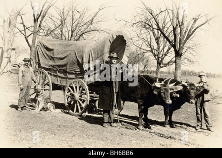 Charlie Hillman negli Ozarks con carro coperto Foto Stock