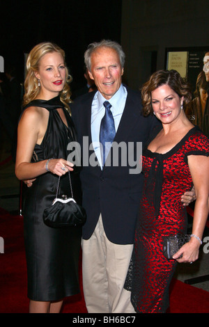 ALISON EASTWOOD Clint Eastwood Marcia Gay Harden rotaie e legami PREMIERE WARNER BROS MOLTO Burbank California USA 23 Ottobre Foto Stock