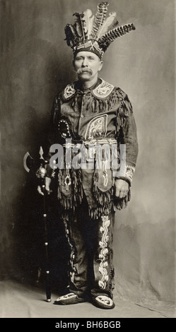 Uomo in fraterna dei Nativi Americani costume indiano Foto Stock