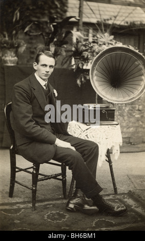 Giovane uomo visualizzando un grammofono Foto Stock