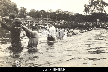 Team grande rimorchiatore di guerra in un fiume Foto Stock