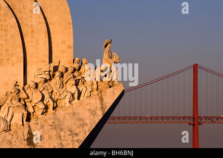 Il Monumento delle Scoperte e ponte di sospensione, Lisbona, Portogallo Foto Stock