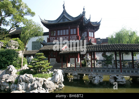 Il Giardino di Yuyuan è un famoso giardino classico situato in Anren Jie nella città di Shanghai. Foto Stock