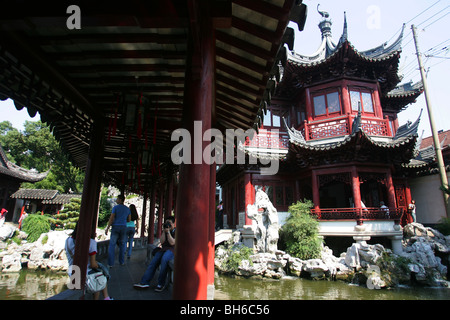 Il Giardino di Yuyuan è un famoso giardino classico situato in Anren Jie nella città di Shanghai. Foto Stock