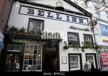 La facciata della Bell Inn il più antico della città fondata nel 1437 Angelo riga Nottingham Regno Unito Foto Stock