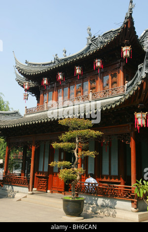 Il Giardino di Yuyuan è un famoso giardino classico situato in Anren Jie nella città di Shanghai. Foto Stock