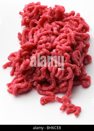 Un mucchio di carne macinata su sfondo bianco Foto Stock