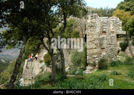 Gli escursionisti a rovinare Castell d'Alaro, isola di Mallorca, Spagna Foto Stock