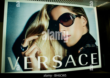 Versage Occhiali da sole moda donna uomo giovani occhi di classe Foto stock  - Alamy