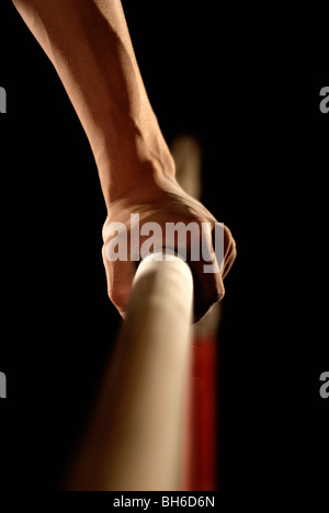 Ginnasta la mano afferrando bar Foto Stock