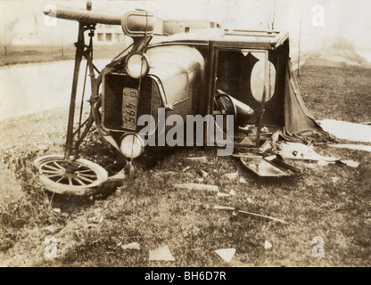 Distrutto auto ribaltata dalla strada Foto Stock