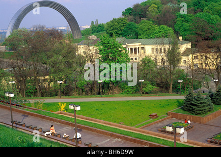 Giardini pubblici, davanti al monumento alla reunion della Russia e Ucraina, Kiev, Ucraina Foto Stock