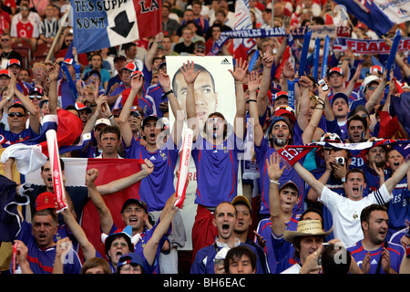 Il francese per gli appassionati di calcio di cantare in stand presso il 2006 Fase finale della Coppa del Mondo di calcio Foto Stock