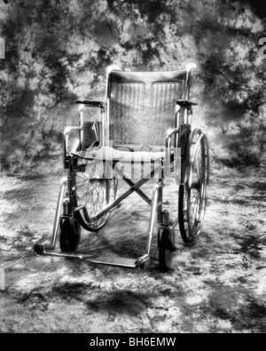 Una drammatica e misteriosa colpo di un vuoto che la sedia a rotelle e questo è stato girato a infrarossi sul film in bianco e nero Foto Stock