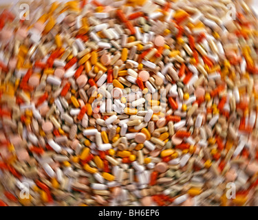 Abbondanza di farmaci visualizzato sul tavolo come se guardassimo attraverso una mente di tossicodipendenti e allucinante Foto Stock