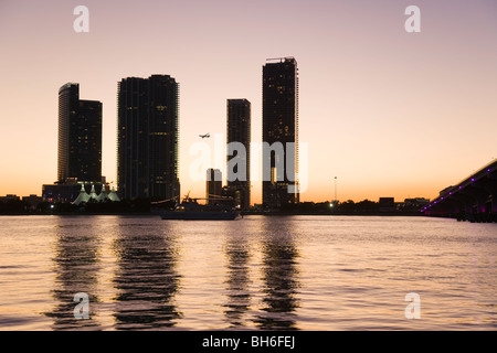 Lo skyline di Miami guardando il MacArthur Causeway al crepuscolo, Florida, Stati Uniti d'America Foto Stock