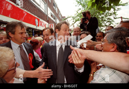 Il primo ministro Tony Blair di campagna per il candidato del lavoro in Uxbridge subito dopo la sua elezione generale trionfo nel 1997 Foto Stock