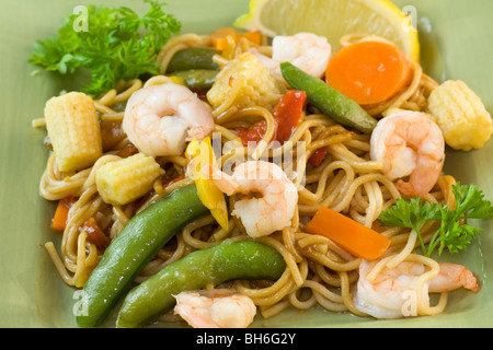 Gamberi con STIR FRY noodles, baby mais, e verde pisello a scatto Foto Stock