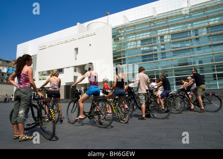 Giovani turisti in un tour in bicicletta di fronte al MACBA (Museu d'Art Contemporani de Barcelona).Barcellona Cataluña. Spagna. Foto Stock