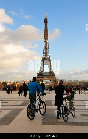 I ciclisti di fronte alla Torre Eiffel Parigi Foto Stock