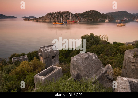 Vista panoramica di Kekova, Kalekoy, Lycian Necropol, costa meridionale della Turchia Foto Stock