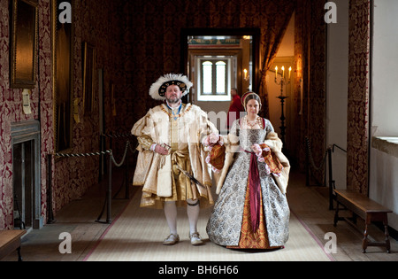 Due attori di Enrico VIII e Anna Bolena costumi a piedi lungo la galleria stregata in Appartamenti di Stato a Hampton Court Palace Foto Stock