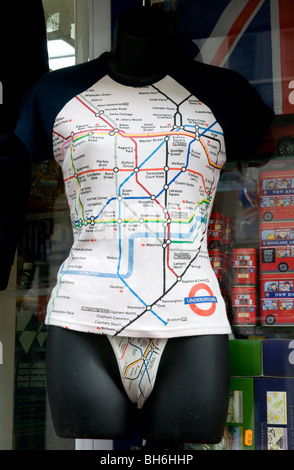 Un gustoso souvenir di Londra. Un abbinamento London Underground thong/ vest combinazione. Foto Stock