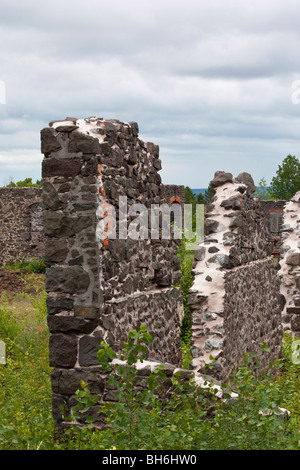 Vecchia casa abbandonata Quincy Mine Hancock Upper Peninsula Michigan negli Stati Uniti paesaggio distrutto Vista frontale nessuno verticale ad alta risoluzione Foto Stock