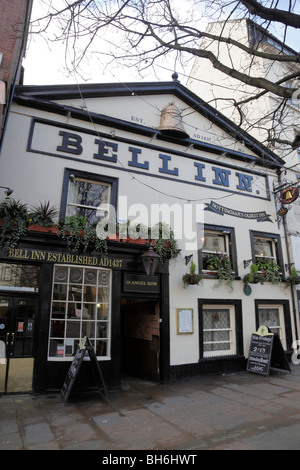 La facciata della Bell Inn il più antico della città fondata nel 1437 Angelo riga Nottingham Regno Unito Foto Stock