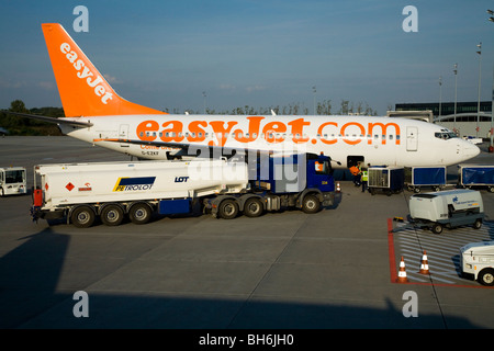 Aeromobili Easyjet; carrello di rifornimento carburante / cisterna; e carico bagagli dei passeggeri; presso l'aeroporto di Cracovia e (Balice) Cracovia in Polonia. Foto Stock