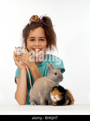 La ragazza con la guinea pig, coniglio nano e rat Foto Stock