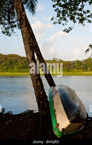 Barche sulla riva del le vie navigabili interne del Parco Nazionale di Tortuguero in Costa Rica Foto Stock