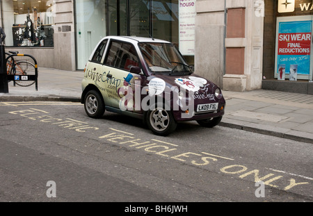 Un auto elettrica ricarica fino a un punto di succo di frutta nel centro di Londra Foto Stock