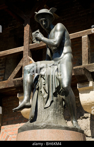 Copia di Bertel Thorvaldsen scultura 'Mercury circa per uccidere Argus' di fronte al Museo Czartoryski, Pijarska. Cracovia in Polonia. Foto Stock