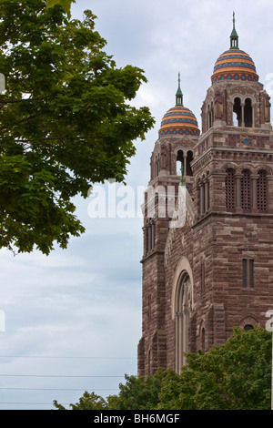 Cattedrale cattolica St.Peter of Marquette Upper Peninsula Michigan mi immagini basso angolo formato verticale ad alta risoluzione negli Stati Uniti ad alta risoluzione Foto Stock