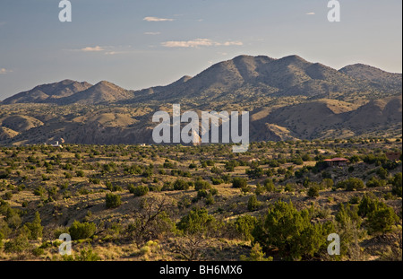 Cerrillos colline da un punto panoramico lungo il sentiero turchese Scenic Byway nel Nuovo Messico Foto Stock