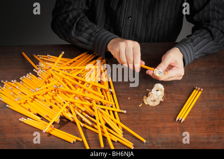 Uomo matite di affilatura con un temperamatite Foto Stock