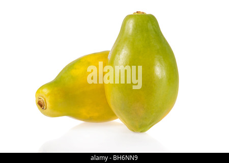 Papaie mature isolato su uno sfondo bianco Foto Stock