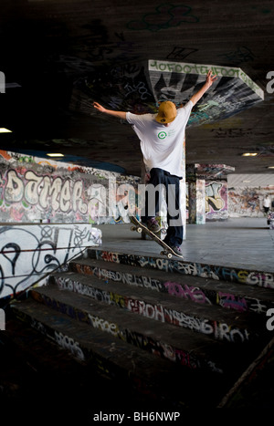 Lo skateboard sulla South Bank di Londra. Foto di Gordon Scammell Foto Stock