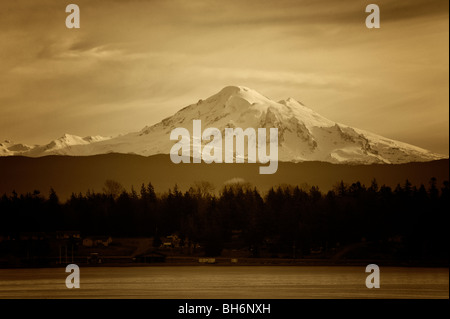 Mt. Baker e il 'Sisters' come visto da Hales passano su Lummi Island, Stati Uniti di Washington. Mt. Baker è parte del North Cascades. Foto Stock