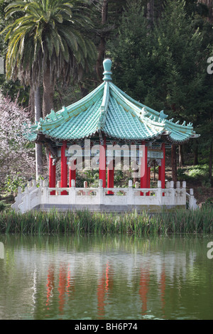 Una piccola pagoda di scala su un isola in un giardino giapponese. Foto Stock