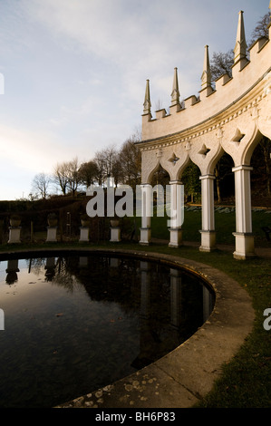 L'Esedra in inverno a Painswick Giardino rococò in Cotswolds Foto Stock